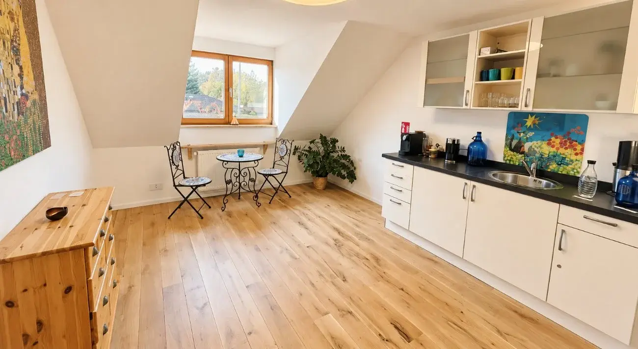 Kleiner Raum mit Teeküche