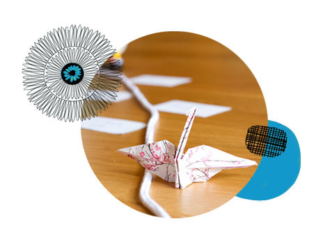 Papierkranich auf Holz – Symbol für Achtsamkeit und innere Ruhe